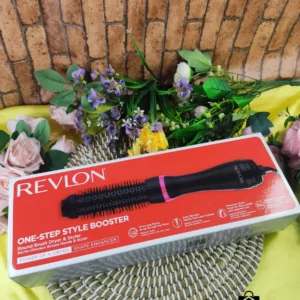 About this item Dries and fries in up to half of the time – the one-step hot air styler dries and styles with less damage. Its 38mm ceramic round brush is perfect for styling any length of hair. You will get hair dryer styling like a hairdressing salon in up to half the time*. Root booster – create your style with volume at the hairlines, soft curls, groats and waves. The special design ensures fast airflow and brings extra versatility when styling with less damage. Precision styler: perfect for any length and step cuts. 2. Day - Revive your style the next day with additional volume at the hairlines or refresh your look. CERAMIC TECHNOLOGY helps reduce damage caused by over-styling, distributes heat evenly and facilitates styling. Ionic technology gives the hair a nourished and supple appearance, reduces frizz and static charge and creates shiny, healthy-looking hair.